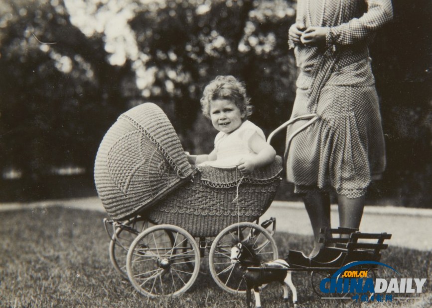 伊麗莎白女王童年照曝光 戀馬情結(jié)從小展現(xiàn)(圖)