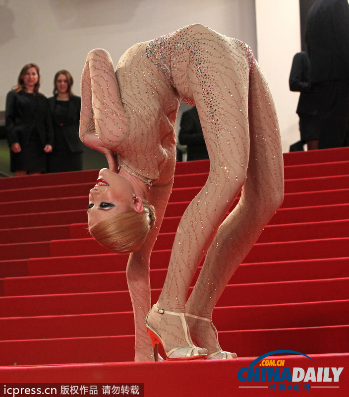 對折扭曲！看女人能把身體折騰成啥樣