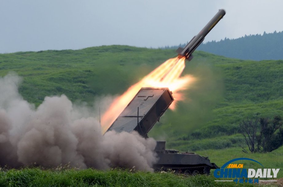 日本自衛隊舉行年度實彈演習 聲勢浩大火光四溢（圖）
