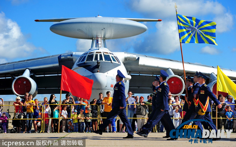 俄羅斯傘兵秀十八般武藝 慶?？哲姵闪?01周年（高清組圖）