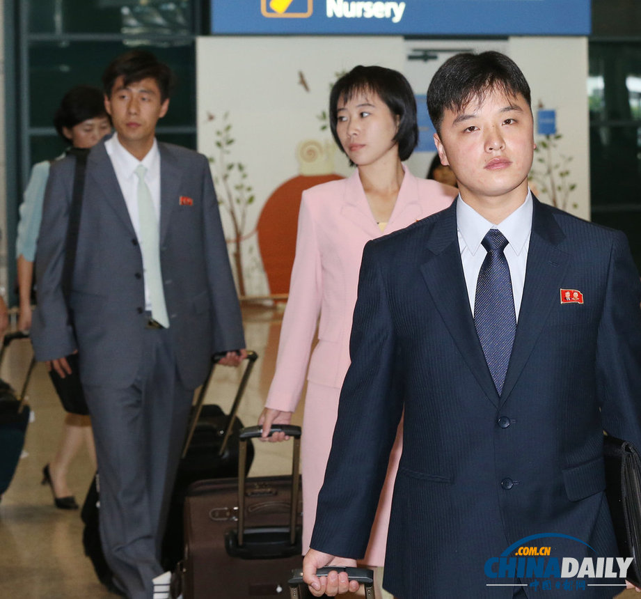 朝鮮青少年赴韓參加聯(lián)合國(guó)培養(yǎng)計(jì)劃 意氣風(fēng)發(fā)（圖）