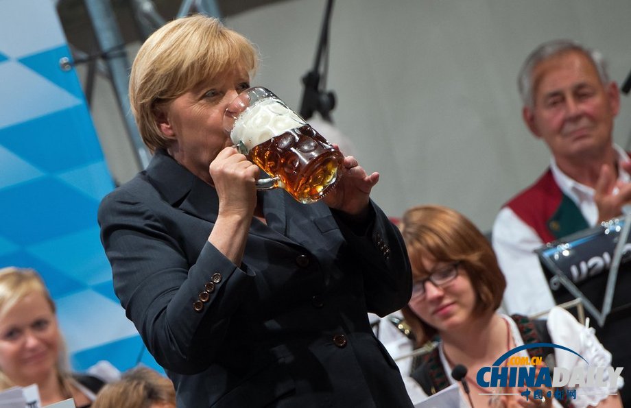 德國總理默克爾出席選舉活動 現場豪飲啤酒（高清組圖）