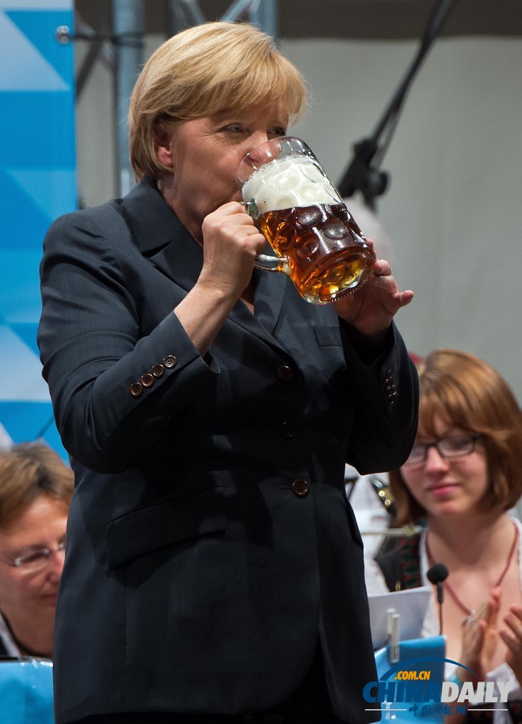德國總理默克爾出席選舉活動 現場豪飲啤酒（高清組圖）