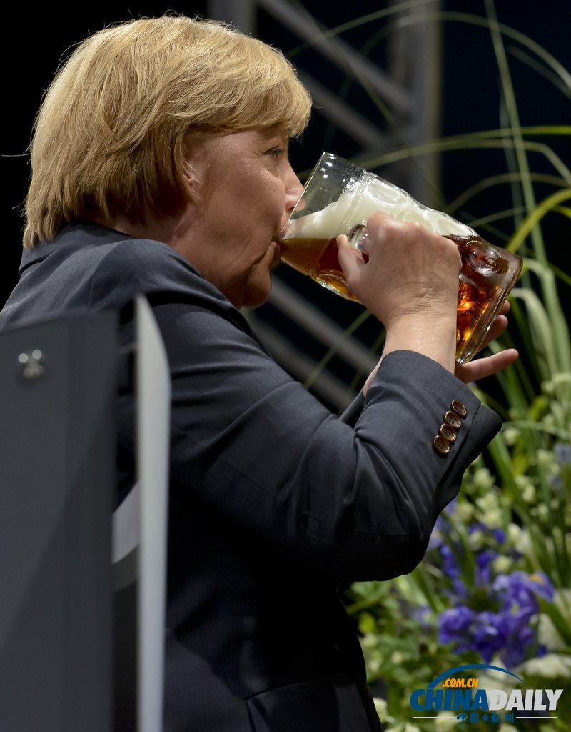 德國總理默克爾出席選舉活動 現(xiàn)場豪飲啤酒（高清組圖）