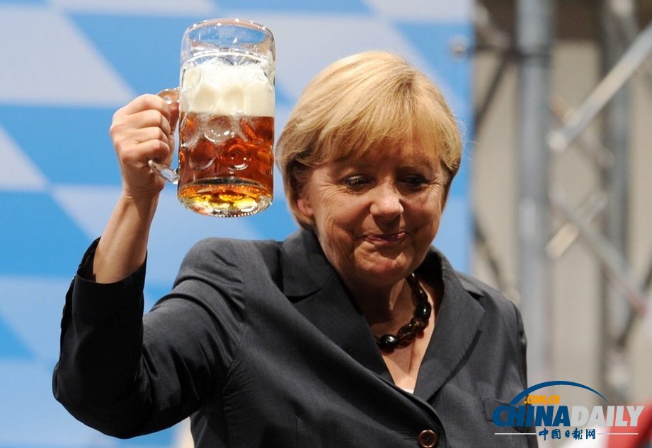 德國總理默克爾出席選舉活動 現場豪飲啤酒（高清組圖）