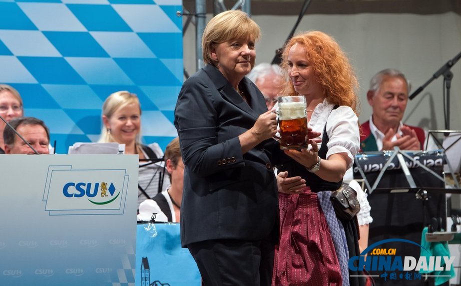 德國總理默克爾出席選舉活動 現場豪飲啤酒（高清組圖）