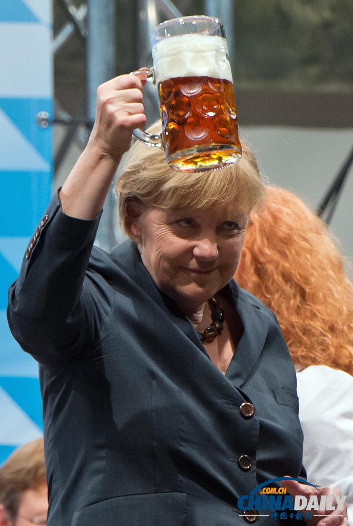 德國總理默克爾出席選舉活動 現場豪飲啤酒（高清組圖）