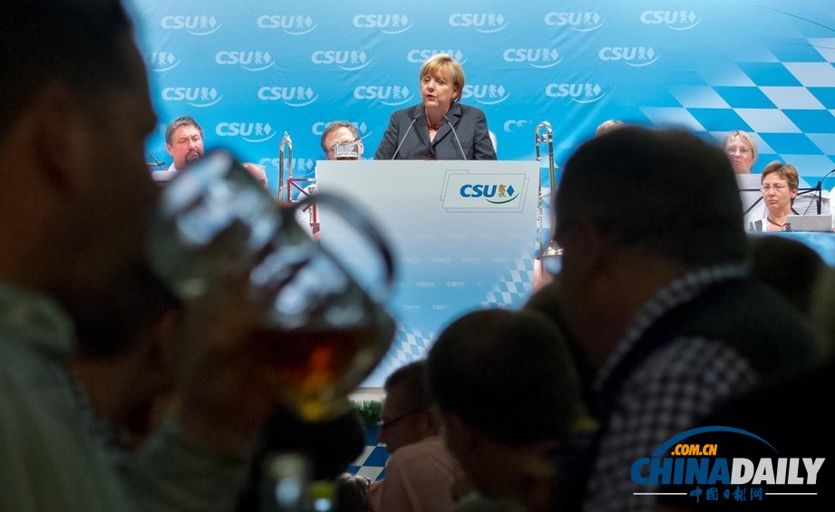 德國總理默克爾出席選舉活動 現場豪飲啤酒（高清組圖）
