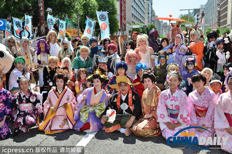 日本名古屋市長亮相cosplay峰會紅毯 左擁右抱艷福不淺（組圖）