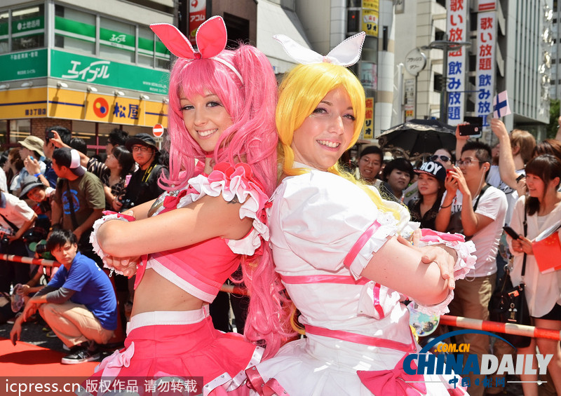 日本名古屋市長亮相cosplay峰會(huì)紅毯 左擁右抱艷福不淺（組圖）