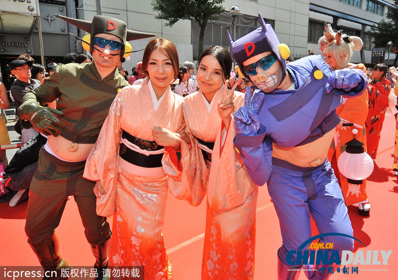 日本名古屋市長亮相cosplay峰會紅毯 左擁右抱艷福不淺（組圖）