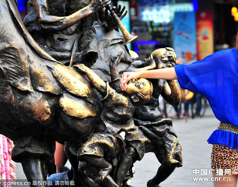 盤(pán)點(diǎn)被愛(ài)不釋手的雕塑 游客愛(ài)合照尷尬部位總被襲