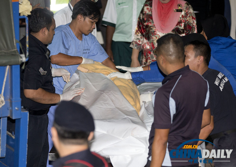 馬來(lái)西亞公交車墜崖已致33人死亡 其中24名華人（高清組圖）