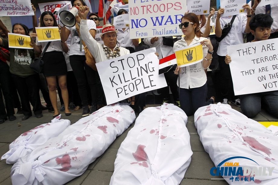 泰國民眾攜“尸體”在埃及大使館前示威 抗議軍方血腥清場（組圖）