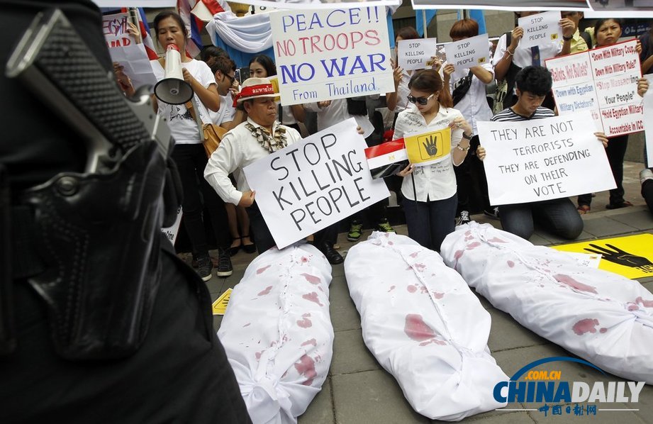 泰國民眾攜“尸體”在埃及大使館前示威 抗議軍方血腥清場（組圖）