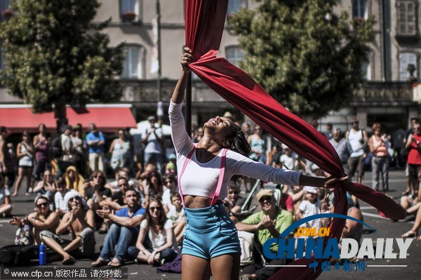 法國舉辦“街頭戲劇節” 藝術家激情表演超涼爽