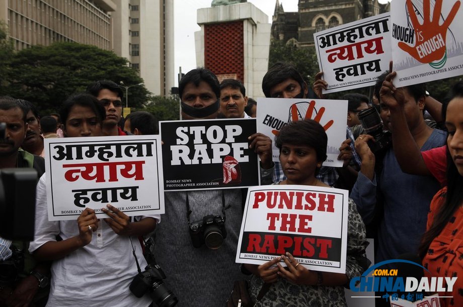 印度記者舉行示威游行 抗議女攝影記者遭輪奸