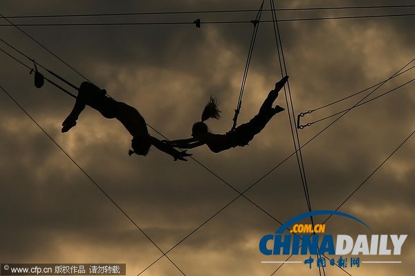 感受美國紐約秋千學校 空中搖蕩驚心動魄（組圖）