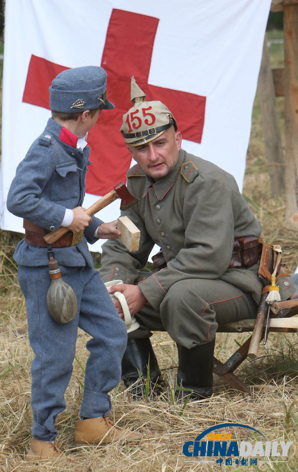 俄軍方舉辦“貢比涅之戰(zhàn)”節(jié)日 重現(xiàn)百年前戰(zhàn)爭場面（高清組圖）