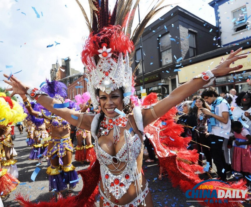英國諾丁山狂歡節 陽光、美女匯聚成歡樂海洋（圖）