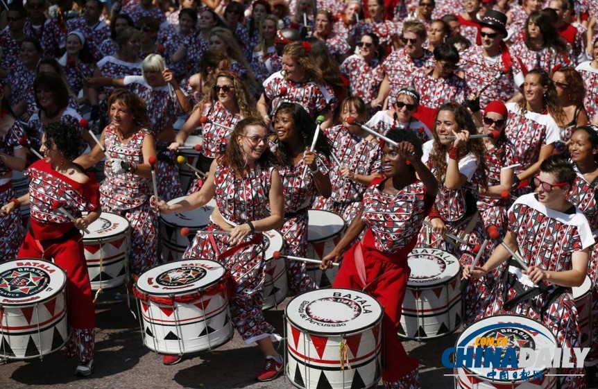英國諾丁山狂歡節 陽光、美女匯聚成歡樂海洋（圖）