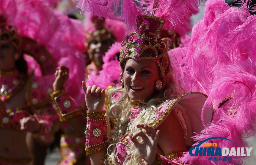 英國諾丁山狂歡節 陽光、美女匯聚成歡樂海洋（圖）