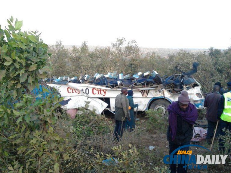 肯尼亞一輛旅游大巴墜入山谷 致至少41人死亡