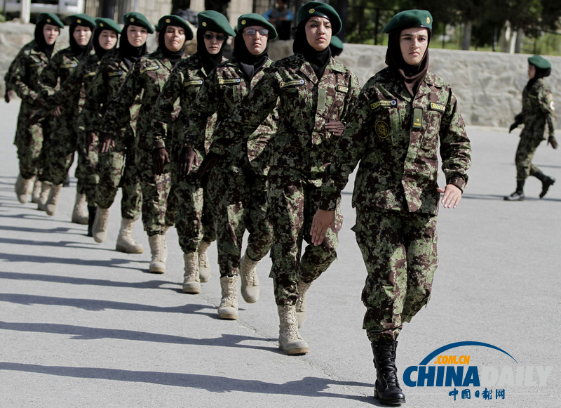 阿富汗國民軍士兵畢業(yè)典禮 女兵英姿颯爽（圖）