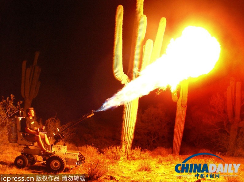 美國工程師打造噴火輪椅 殘疾人也能拉風(fēng)出行