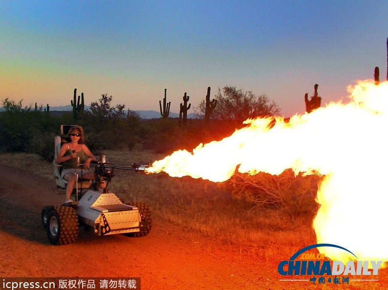 美國工程師打造噴火輪椅 殘疾人也能拉風出行