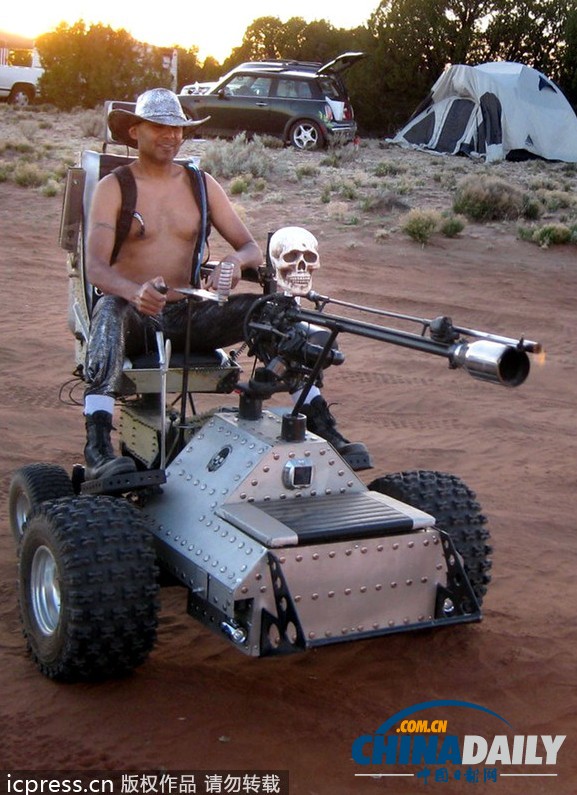 美國工程師打造噴火輪椅 殘疾人也能拉風(fēng)出行