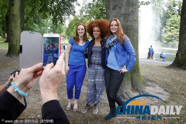 荷蘭“紅頭發”節日超熱鬧 野餐時尚秀High翻天