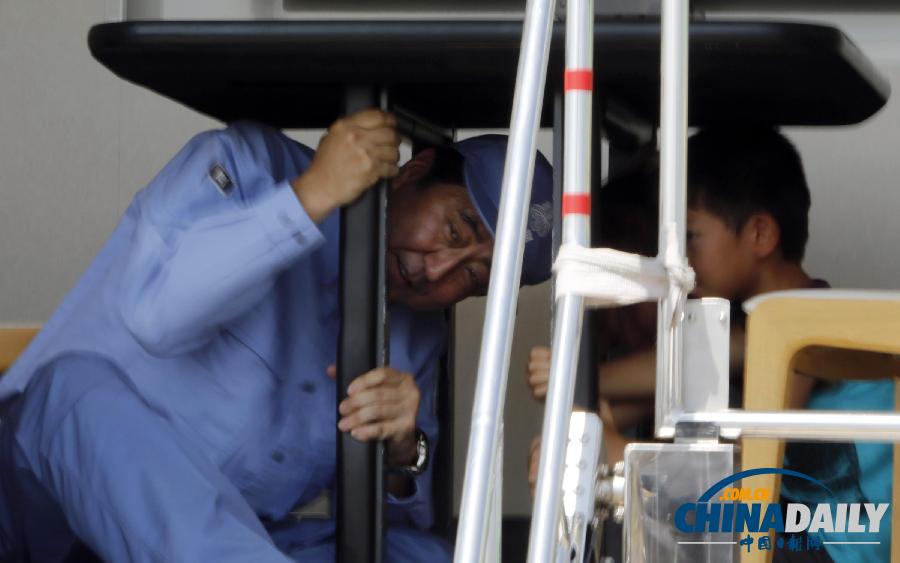 日本舉行防災演練 首相與兒童一同鉆桌下“避險”