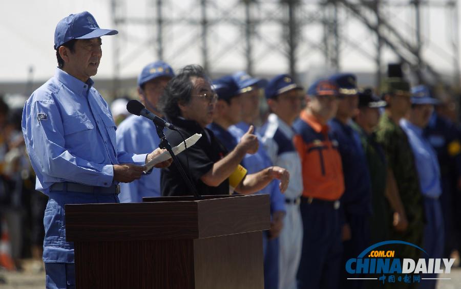日本舉行防災演練 首相與兒童一同鉆桌下“避險”