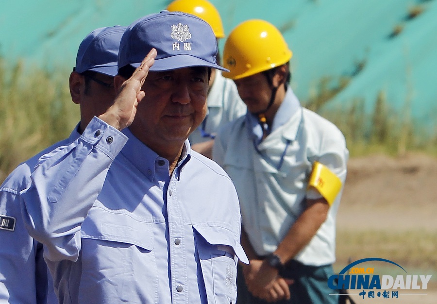 日本舉行防災(zāi)演練 首相與兒童一同鉆桌下“避險”