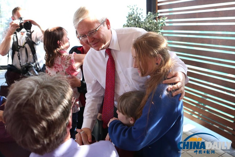 澳聯(lián)邦選舉壓力大 總理陸克文親自為選民吹頭發(fā)（高清組圖）