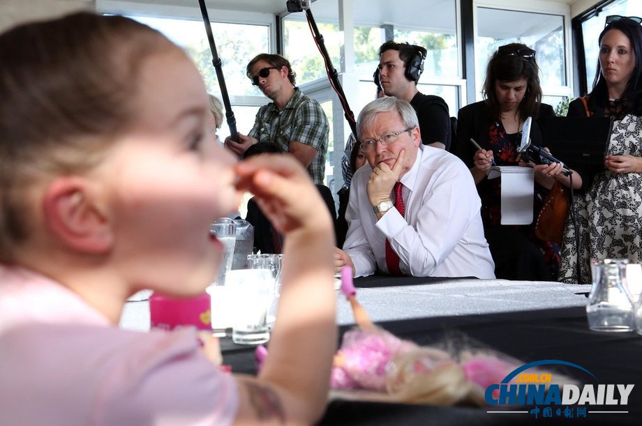 澳聯邦選舉壓力大 總理陸克文親自為選民吹頭發（高清組圖）