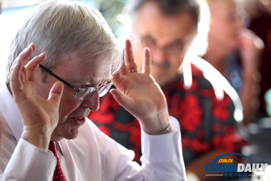 澳聯邦選舉壓力大 總理陸克文親自為選民吹頭發(fā)（高清組圖）