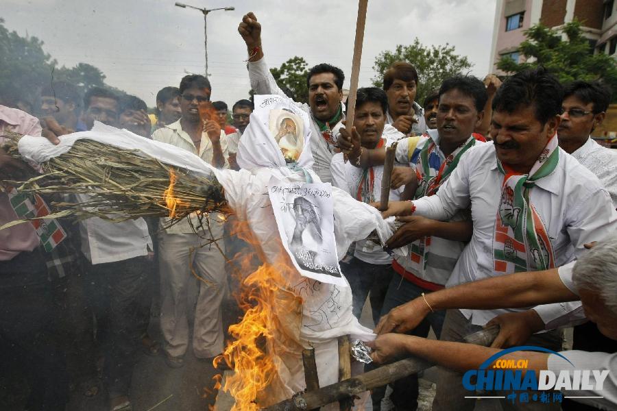 印度抗議者焚燒7旬淫魔肖像 嫌犯被證實具性侵能力