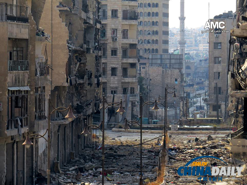 敘利亞政府軍與反對(duì)派繼續(xù)交戰(zhàn) 地面現(xiàn)巨大彈坑