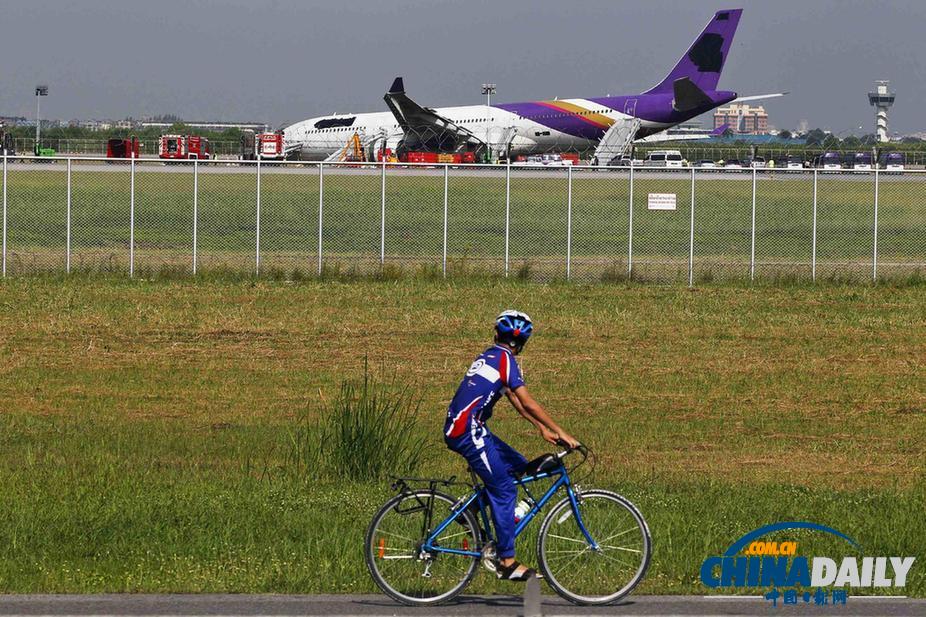 泰航一飛機(jī)因故障沖出跑道 9名中國(guó)乘客受傷（高清組圖）