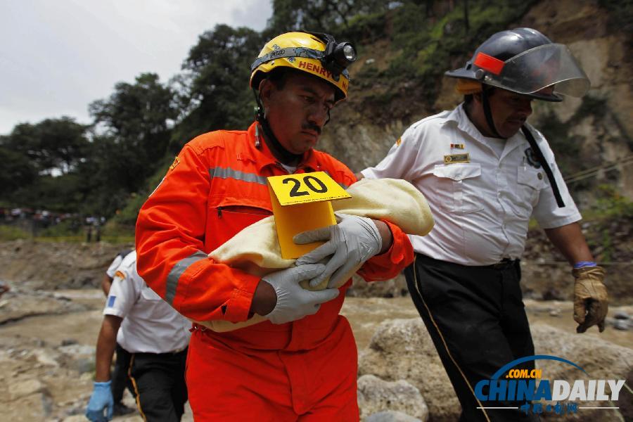 危地馬拉客車(chē)從懸崖墜入深谷 至少45人死亡