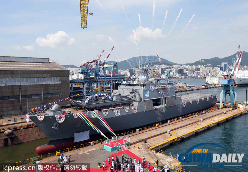 韓國(guó)新一代登陸艦“天王峰”下水 2015年實(shí)戰(zhàn)部署（組圖）