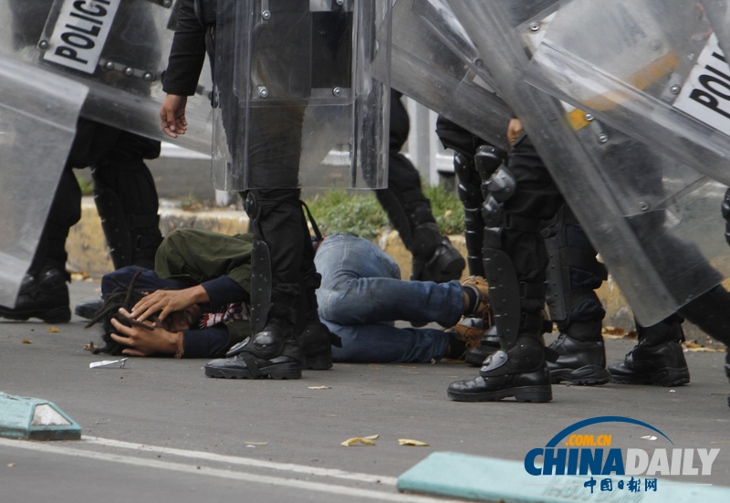 墨西哥警察對抗議教師進行暴力清場（組圖）
