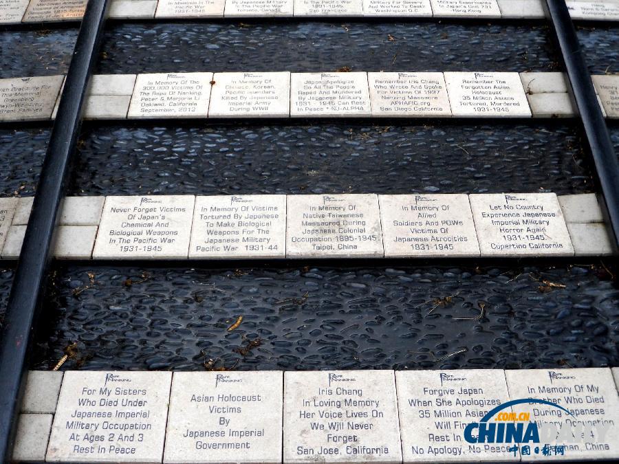 美民間組織立碑存二戰史實 各國參觀者向逝者獻花