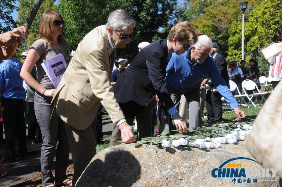美民間組織立碑存二戰史實 各國參觀者向逝者獻花