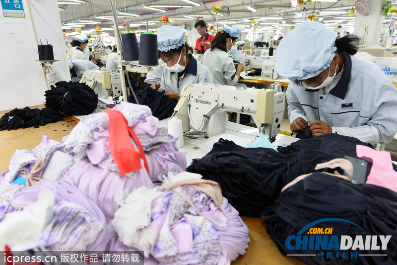 開(kāi)城工業(yè)園區(qū)重啟第二天 朝鮮工人忙碌工作（圖）