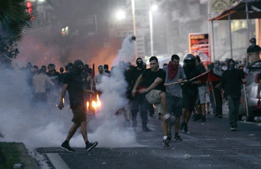 雅典民眾暴力示威 希臘社會危機或瀕臨“紅線”