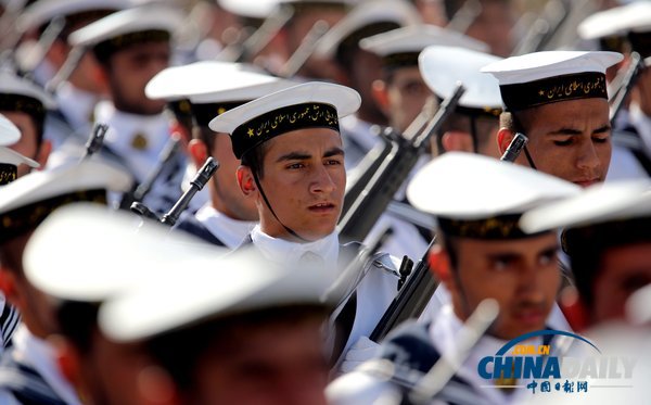 魯哈尼出席伊朗年度閱兵式 稱希望敘利亞結束內戰