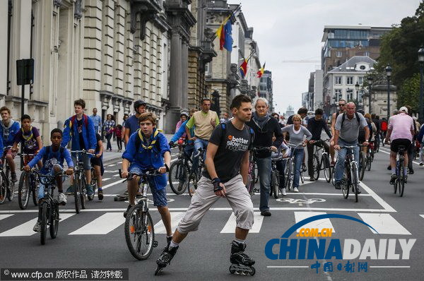 比利時(shí)舉辦“無(wú)車(chē)日”活動(dòng) 國(guó)王攜家人騎車(chē)上街